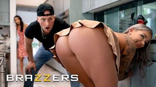 Sexy Koch Hayley Davies konzentriert sich mehr auf Zacs Schwanz als Arbeit