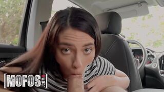 Insolent Uber Fahrer Gianna Ivy kann ihrem hübschen Passagier kaum widerstehen