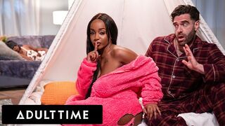 Lily Starfire lockt ihren Stiefvater, Sex im selben Zimmer zu verstecken