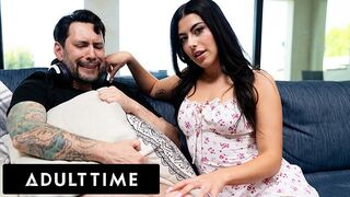 Hot Gal Ritchie hart gefickt mit einem großen Schwanz