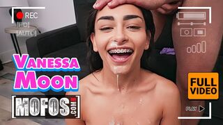 Slender Brown Vanessa Mond kämpft Jmacs riesiger Schwanz in jeder Pose