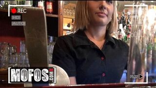 Rihanna Samuels blonde barmaid zeigt ihre Titten zu einem Gast, bevor sie ihren Schwanz lutscht