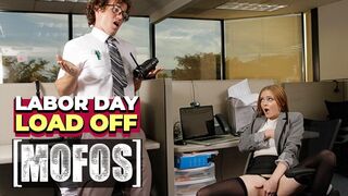 Ava Hardy die blonde Verführerin der geek perv Robby Appes' Kopf in ihrer Muschi am öffentlichen Feiertag Tag