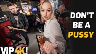 Brave blond Pornostar ficken ein seltsamer Mann in einer Bar