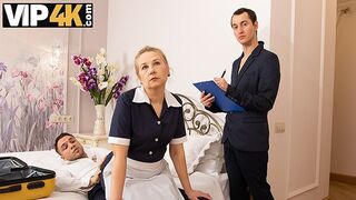 Zimmerservice mit Schraube mit einer warmen reifen Blondine