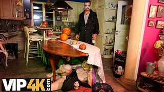Halloween versteckt Homosexuell Spiel mit reifen Mädchen