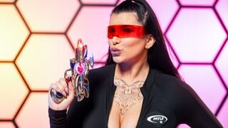 Romi Rain ist die Alien-Rennen, um die Menschheit zu schützen!