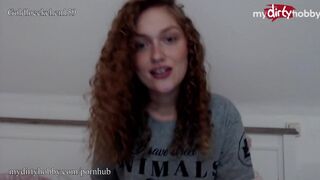 Globe teen stretching sie eng muschi mit dicken künstlichen schwanz