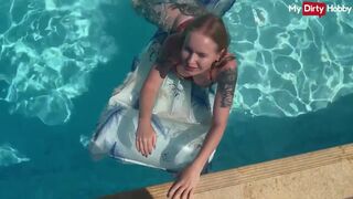 Emma Wolf ist das heiße Mädchen, die im Pool wild fickt