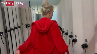 Atmen blonde Cheerleader im Schließfachzimmer