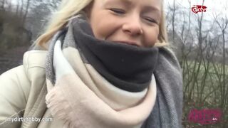 Heiße Teenager-Mädchen auf einem Fahrrad reiben ihre nasse Muschi