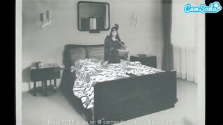 Hot teenage Mädchen spielen mit blonden mit riesigen gefälschten Schwänze vor der webcam