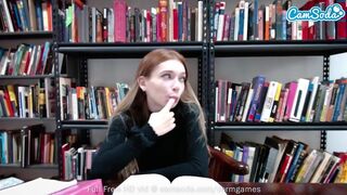 Teenage College-Student heimlich masturbieren auf der webcam während des Studiums Pause