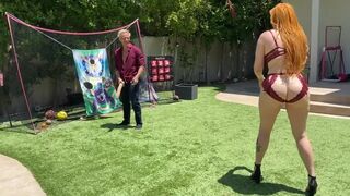 Big-ass redheaded Mama spielen mit ihrem Stiefsohn riesigen weißen Baum