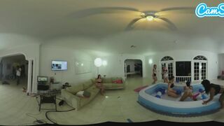 Das ölige lesbische Wrestling von heißem teen Latinas mit ihren großen Schritten in vrr