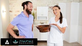 Brad Newman versucht sein eigenes Nuru-Öl mit einer heißen Massagemaschine