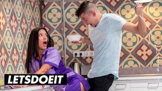 Die sexy Mädchen Jade Presley reinigt und saugt die großen Schwänze im heißen Tierheim