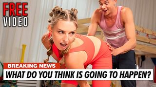 Die Yoga-Klasse nahm eine spannende Runde mit dem blonden Mädchen, Jayla De Angelis