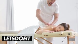 Rebecca Volpettis öliges Massage-Abenteuer mit Kristof Cales Liebeslied