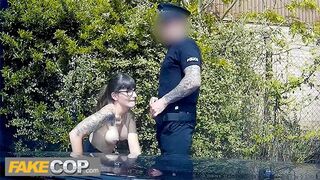 Police Officer fickt die dunkelhaarige Gek Mädchen und schießt ihre Brille - gefälschte hack