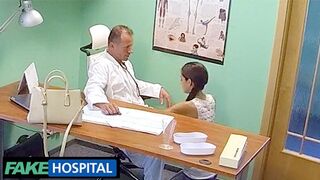 Verzweifelte russische Teenager belohnt den Arzt mit hartem Sex in einem gefälschten Krankenhaus