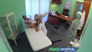 Fake Krankenhaus - heiße Krankenschwester bekommt sie erhöhen, indem sie ihren Arsch küssen