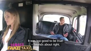 Junge Kerl ficken Angel Piaffs nass Rasierpussy in einem gefälschten Taxi