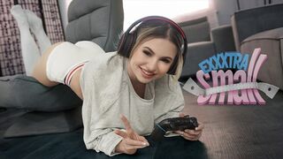Kleine Teenagerin Aria Banks fängt ihren großen Stiefbruder Chris Epicet, der sie in ihrem Zimmer schlägt