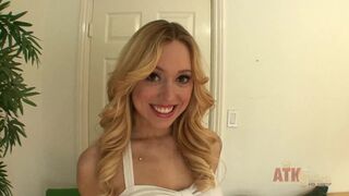 Blond teenage Mädchen Lucy Tyler reiben ihre Klitoris mit einem Vibrator zum großen Orgasmus