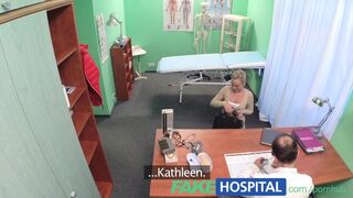 Heiße blonde Patientin liebt den Muskelkörper eines Arztes und zitternde Worte