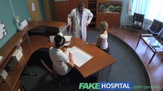 Blonde Patienten speichern die Rechnung mit einem heißen Schlagjob