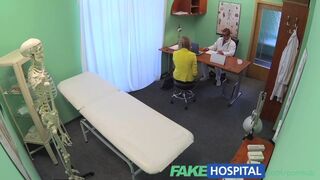 Lustrophobische blonde russische Patientin liebt eine schöne Krankenschwester