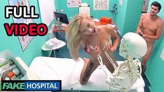 Die blonde russische Teenager schluckt das Vergnügen des Arztes - gefälschtes Krankenhaus