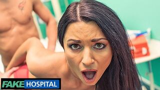 Polnisch milf Ania Kinski zeigt ihrem Arzt eine neue Brust im gefälschten Krankenhaus