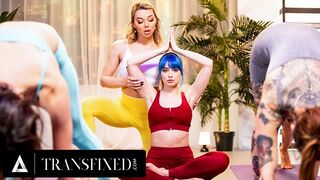 Emma Rose trans Yogalehrer wird gefangen, während sie fickt Jewelz Bluo in einer regelmäßigen Yoga-Klasse!