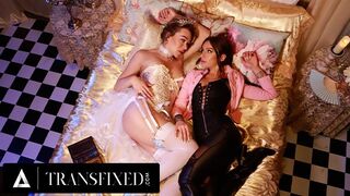 Feenkönigin Emma Rose und April Olsen auf wild strap fick anal