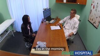 Amanda Black verarscht ihren Arzt in der Klinik