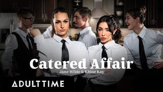 Jane Wilde und Khloe Kay heiße Kellnerinnen gefickt bei der Arbeit