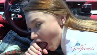 Amateurschule Mädchen spielen Mazy Myers' Pussy im Auto, während saugen die Pot in gfe pov