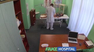 Das Schülermädchen bekommt eine volle Prüfung in der Klinik vor der Arbeit