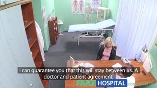 Blonder Patient mit Viruserkrankung verführt einen Arzt in der Klinik