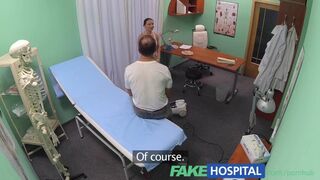 Eine heiße schwarzhaarige Putzfrau kann einem Arzt nicht in Uniform widerstehen