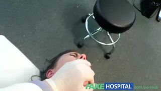 Fake Krankenhaus: sexuelle Behandlung macht eine wunderbare Brust-Patientendrool mit Schmerzen