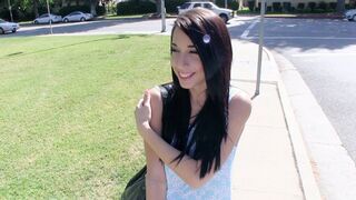 Teenage whore Mia Hurley zeigt ihre großen Titten und fickt das Kind für Geld
