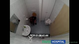 In einem gefälschten Krankenhaus genießt eine Teenager-Tattoo-Schlampe, ein Arzt zu sein, der das Ficken genießt