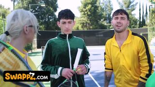 Tennisspiel führt zu einem Vier-Fick-Orgie - Kenzie Taylor und Mona Azar