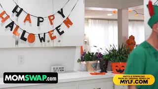 Sydney Paige und Mandy Rhea, zwei heiße Stiefmütter, Halloween, holen Sie sich ein schickes Outfit, um Berry Mckeciner verrückt zu fahren