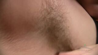 Suzie zeigt ihre haarige Muschi, dann breitet sie dicke Oberschenkel und bietet die rosa