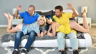 Kate Bloom und Jewelz Blu bekommen ihre Ärsche geschlafen, während Stiefvater ihre Muschi auf einem Mädchen-Swaps ficken