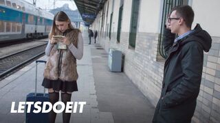 Selvaggia Teenager-Mädchen hat Charlie Deans großen Schwanz für einen schnellen Pov-Fick